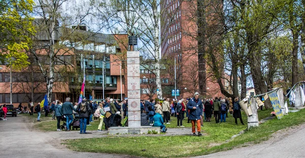 Stockholm, İsveç 'te Ukrayna' daki savaşa karşı protesto. Her çarşamba öğle yemeğinde Rus elçiliğinde bir protesto var. Elçiliğin etrafında Ukrayna 'da neler olduğunu hatırlatacak bir sürü bayrak, balon ve el ilanı var..