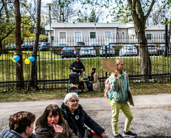 在瑞典斯德哥尔摩举行抗议活动 抗议乌克兰的普丁战争 每周三中午时分 俄罗斯大使馆都会有抗议活动 大使馆周围有许多旗帜 气球和传单 提醒工作人员乌克兰正在发生的事情 — 图库照片