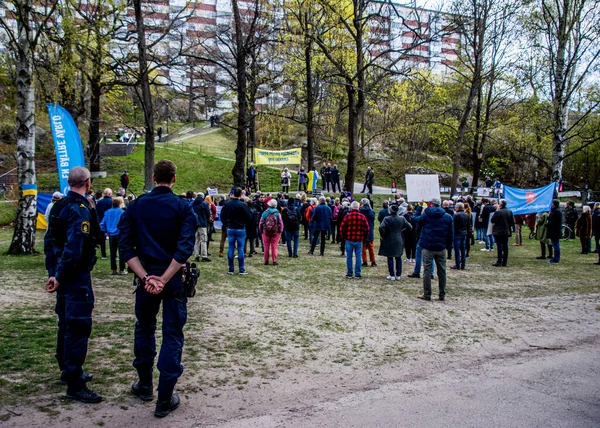 Stockholm, İsveç 'te Ukrayna' daki savaşa karşı protesto. Her çarşamba öğle yemeğinde Rus elçiliğinde bir protesto var. Elçiliğin etrafında Ukrayna 'da neler olduğunu hatırlatacak bir sürü bayrak, balon ve el ilanı var..