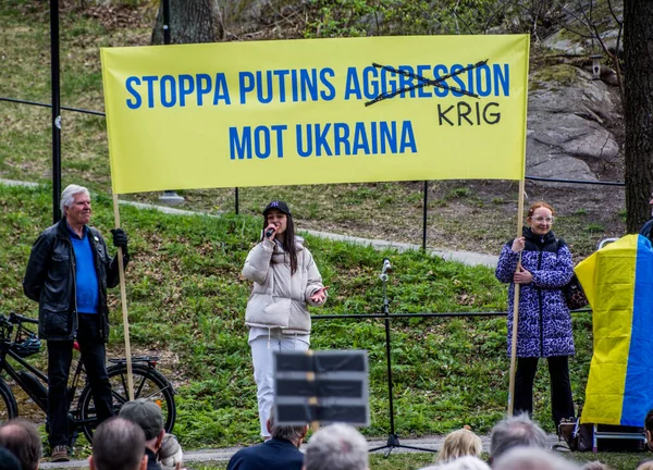 Stockholm, İsveç 'te Ukrayna' daki savaşa karşı protesto. Her çarşamba öğle yemeğinde Rus elçiliğinde bir protesto var. Elçiliğin etrafında Ukrayna 'da neler olduğunu hatırlatacak bir sürü bayrak, balon ve el ilanı var..