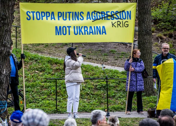 Stockholm, İsveç 'te Ukrayna' daki savaşa karşı protesto. Her çarşamba öğle yemeğinde Rus elçiliğinde bir protesto var. Elçiliğin etrafında Ukrayna 'da neler olduğunu hatırlatacak bir sürü bayrak, balon ve el ilanı var..