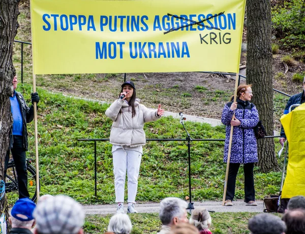 Stockholm, İsveç 'te Ukrayna' daki savaşa karşı protesto. Her çarşamba öğle yemeğinde Rus elçiliğinde bir protesto var. Elçiliğin etrafında Ukrayna 'da neler olduğunu hatırlatacak bir sürü bayrak, balon ve el ilanı var..