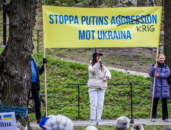 Stockholm, İsveç 'te Ukrayna' daki savaşa karşı protesto. Her çarşamba öğle yemeğinde Rus elçiliğinde bir protesto var. Elçiliğin etrafında Ukrayna 'da neler olduğunu hatırlatacak bir sürü bayrak, balon ve el ilanı var..
