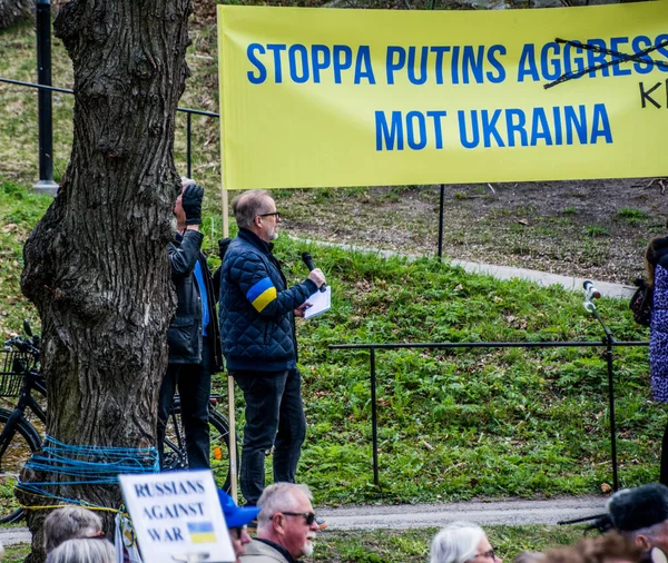 Stockholm, İsveç 'te Ukrayna' daki savaşa karşı protesto. Her çarşamba öğle yemeğinde Rus elçiliğinde bir protesto var. Elçiliğin etrafında Ukrayna 'da neler olduğunu hatırlatacak bir sürü bayrak, balon ve el ilanı var..