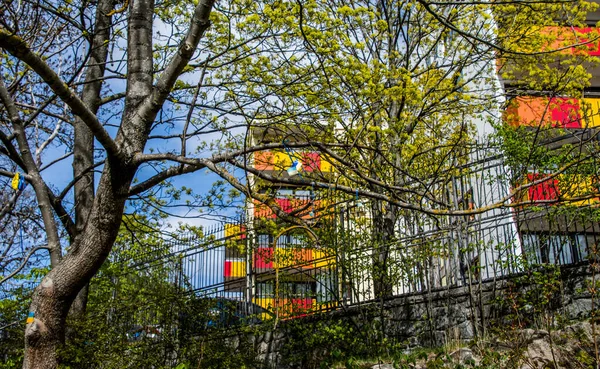 Stockholm, İsveç 'te Ukrayna' daki savaşa karşı protesto. Her çarşamba öğle yemeğinde Rus elçiliğinde bir protesto var. Elçiliğin etrafında Ukrayna 'da neler olduğunu hatırlatacak bir sürü bayrak, balon ve el ilanı var..