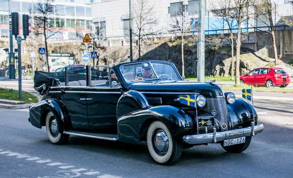 Cadillac Cabriolet 1939 Stockholm, İsveç 'te sokaklarda geziniyor..