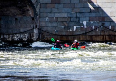 İsveç 'in orta Stockholm kentinde, parlamento binasıyla başbakan konutu arasındaki suda beyaz su kanosu..