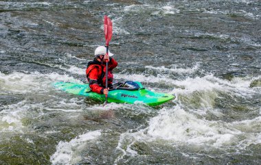 İsveç 'in orta Stockholm kentinde, parlamento binasıyla başbakan konutu arasındaki suda beyaz su kanosu..