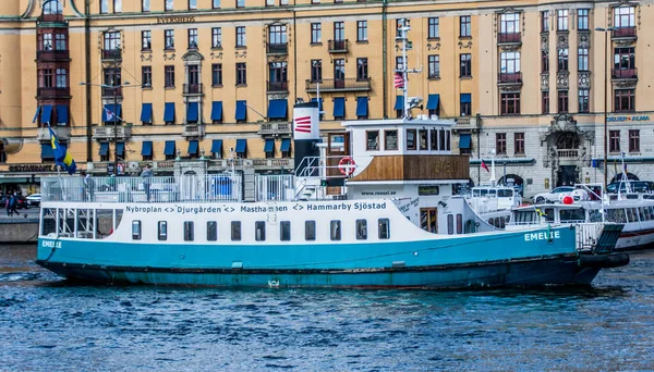 瑞典斯德哥尔摩市中心的穿梭船 — 图库照片