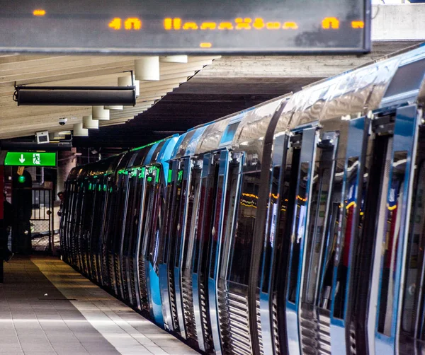 Поезд Метро Станции Штоколме Швеция — стоковое фото