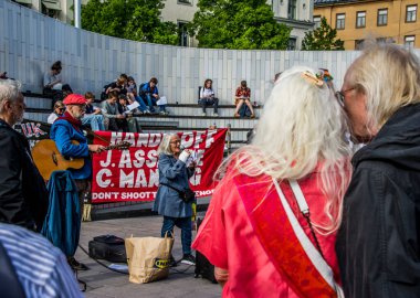 İsveç 'in Stockholm kentinde Irak' taki savaş suçlarını ortaya çıkardığı için İngiltere 'de tutuklu bulunan gazeteci Julian Assange' ı desteklemek amacıyla düzenlenen gösteri..