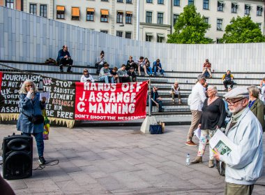 İsveç 'in Stockholm kentinde Irak' taki savaş suçlarını ortaya çıkardığı için İngiltere 'de tutuklu bulunan gazeteci Julian Assange' ı desteklemek amacıyla düzenlenen gösteri..
