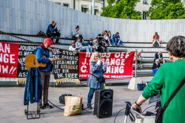 İsveç 'in Stockholm kentinde Irak' taki savaş suçlarını ortaya çıkardığı için İngiltere 'de tutuklu bulunan gazeteci Julian Assange' ı desteklemek amacıyla düzenlenen gösteri..