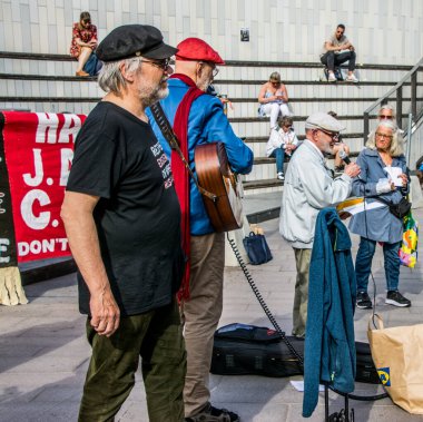 İsveç 'in Stockholm kentinde Irak' taki savaş suçlarını ortaya çıkardığı için İngiltere 'de tutuklu bulunan gazeteci Julian Assange' ı desteklemek amacıyla düzenlenen gösteri..