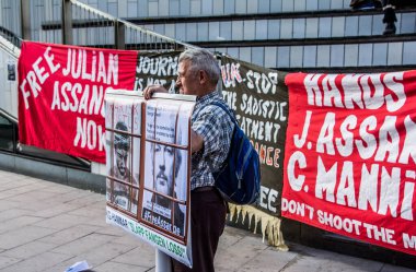 İsveç 'in Stockholm kentinde Irak' taki savaş suçlarını ortaya çıkardığı için İngiltere 'de tutuklu bulunan gazeteci Julian Assange' ı desteklemek amacıyla düzenlenen gösteri..