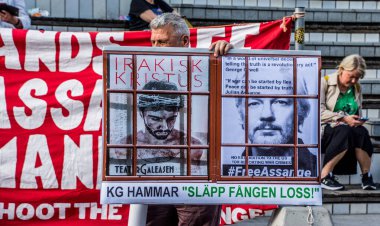 İsveç 'in Stockholm kentinde Irak' taki savaş suçlarını ortaya çıkardığı için İngiltere 'de tutuklu bulunan gazeteci Julian Assange' ı desteklemek amacıyla düzenlenen gösteri..