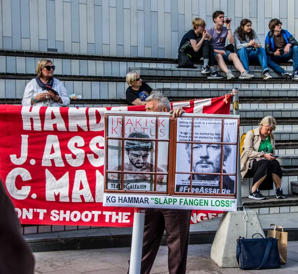 İsveç 'in Stockholm kentinde Irak' taki savaş suçlarını ortaya çıkardığı için İngiltere 'de tutuklu bulunan gazeteci Julian Assange' ı desteklemek amacıyla düzenlenen gösteri..