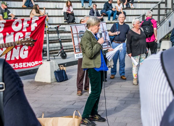 İsveç 'in Stockholm kentinde Irak' taki savaş suçlarını ortaya çıkardığı için İngiltere 'de tutuklu bulunan gazeteci Julian Assange' ı desteklemek amacıyla düzenlenen gösteri..