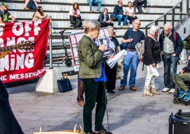 İsveç 'in Stockholm kentinde Irak' taki savaş suçlarını ortaya çıkardığı için İngiltere 'de tutuklu bulunan gazeteci Julian Assange' ı desteklemek amacıyla düzenlenen gösteri..