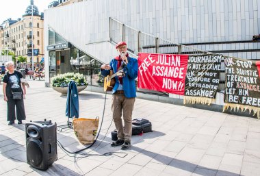 İsveç 'in Stockholm kentinde Irak' taki savaş suçlarını ortaya çıkardığı için İngiltere 'de tutuklu bulunan gazeteci Julian Assange' ı desteklemek amacıyla düzenlenen gösteri..