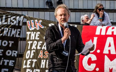 İsveç 'in Stockholm kentinde Irak' taki savaş suçlarını ortaya çıkardığı için İngiltere 'de tutuklu bulunan gazeteci Julian Assange' ı desteklemek amacıyla düzenlenen gösteri..