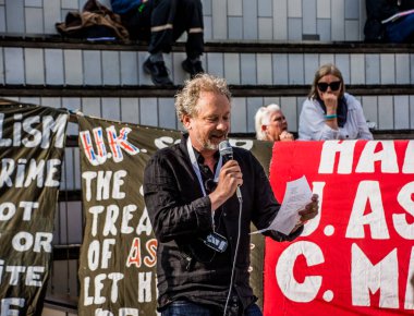 İsveç 'in Stockholm kentinde Irak' taki savaş suçlarını ortaya çıkardığı için İngiltere 'de tutuklu bulunan gazeteci Julian Assange' ı desteklemek amacıyla düzenlenen gösteri..