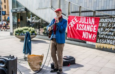 İsveç 'in Stockholm kentinde Irak' taki savaş suçlarını ortaya çıkardığı için İngiltere 'de tutuklu bulunan gazeteci Julian Assange' ı desteklemek amacıyla düzenlenen gösteri..