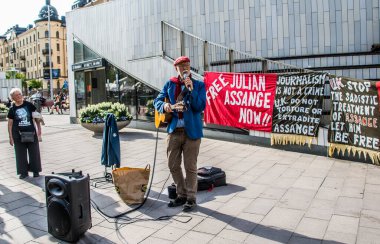 İsveç 'in Stockholm kentinde Irak' taki savaş suçlarını ortaya çıkardığı için İngiltere 'de tutuklu bulunan gazeteci Julian Assange' ı desteklemek amacıyla düzenlenen gösteri..