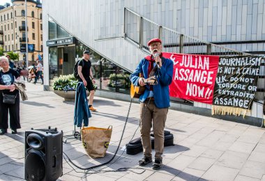 İsveç 'in Stockholm kentinde Irak' taki savaş suçlarını ortaya çıkardığı için İngiltere 'de tutuklu bulunan gazeteci Julian Assange' ı desteklemek amacıyla düzenlenen gösteri..