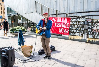 İsveç 'in Stockholm kentinde Irak' taki savaş suçlarını ortaya çıkardığı için İngiltere 'de tutuklu bulunan gazeteci Julian Assange' ı desteklemek amacıyla düzenlenen gösteri..