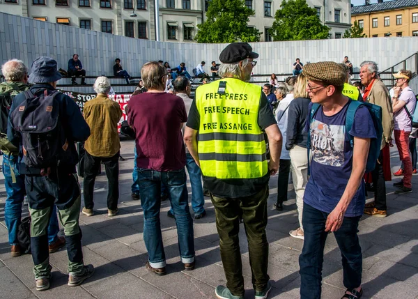 İsveç 'in Stockholm kentinde Irak' taki savaş suçlarını ortaya çıkardığı için İngiltere 'de tutuklu bulunan gazeteci Julian Assange' ı desteklemek amacıyla düzenlenen gösteri..