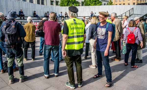İsveç 'in Stockholm kentinde Irak' taki savaş suçlarını ortaya çıkardığı için İngiltere 'de tutuklu bulunan gazeteci Julian Assange' ı desteklemek amacıyla düzenlenen gösteri..