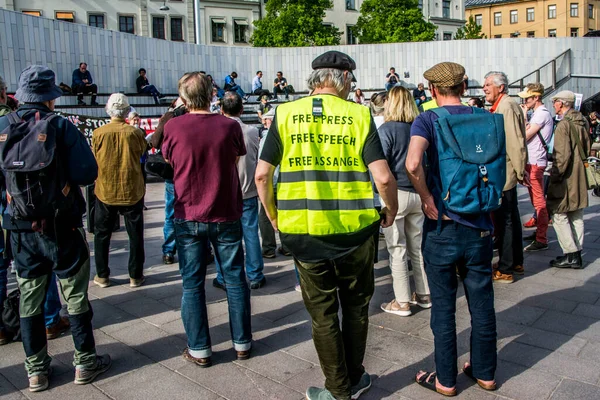 İsveç 'in Stockholm kentinde Irak' taki savaş suçlarını ortaya çıkardığı için İngiltere 'de tutuklu bulunan gazeteci Julian Assange' ı desteklemek amacıyla düzenlenen gösteri..