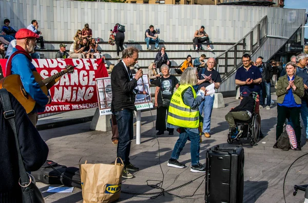 İsveç 'in Stockholm kentinde Irak' taki savaş suçlarını ortaya çıkardığı için İngiltere 'de tutuklu bulunan gazeteci Julian Assange' ı desteklemek amacıyla düzenlenen gösteri..