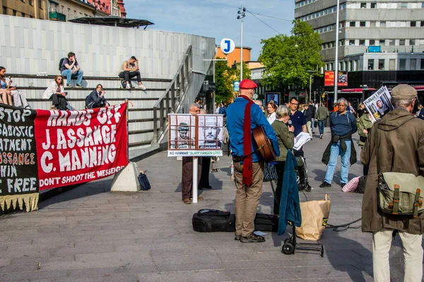 İsveç 'in Stockholm kentinde Irak' taki savaş suçlarını ortaya çıkardığı için İngiltere 'de tutuklu bulunan gazeteci Julian Assange' ı desteklemek amacıyla düzenlenen gösteri..