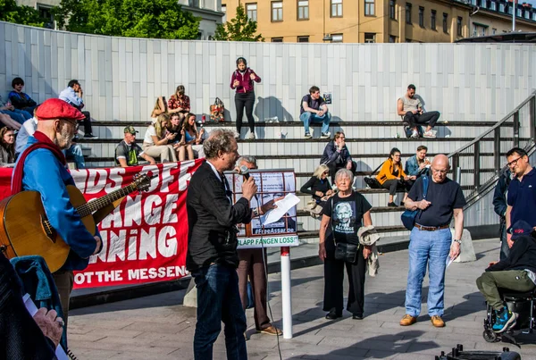 İsveç 'in Stockholm kentinde Irak' taki savaş suçlarını ortaya çıkardığı için İngiltere 'de tutuklu bulunan gazeteci Julian Assange' ı desteklemek amacıyla düzenlenen gösteri..