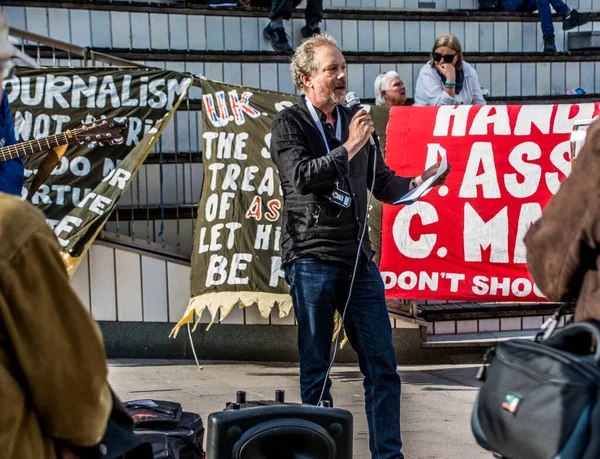 İsveç 'in Stockholm kentinde Irak' taki savaş suçlarını ortaya çıkardığı için İngiltere 'de tutuklu bulunan gazeteci Julian Assange' ı desteklemek amacıyla düzenlenen gösteri..