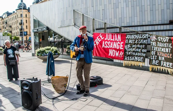 İsveç 'in Stockholm kentinde Irak' taki savaş suçlarını ortaya çıkardığı için İngiltere 'de tutuklu bulunan gazeteci Julian Assange' ı desteklemek amacıyla düzenlenen gösteri..