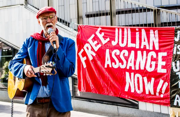 İsveç 'in Stockholm kentinde Irak' taki savaş suçlarını ortaya çıkardığı için İngiltere 'de tutuklu bulunan gazeteci Julian Assange' ı desteklemek amacıyla düzenlenen gösteri..