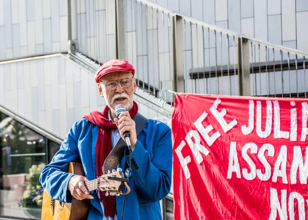İsveç 'in Stockholm kentinde Irak' taki savaş suçlarını ortaya çıkardığı için İngiltere 'de tutuklu bulunan gazeteci Julian Assange' ı desteklemek amacıyla düzenlenen gösteri..