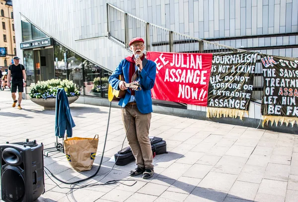 İsveç 'in Stockholm kentinde Irak' taki savaş suçlarını ortaya çıkardığı için İngiltere 'de tutuklu bulunan gazeteci Julian Assange' ı desteklemek amacıyla düzenlenen gösteri..