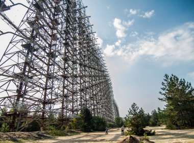 Ukrayna 'da Çernobil bölgesinde bulunan eski Sovyet radar sistemi. Bu OTH sistemi Amerika 'dan gelen füzeleri tespit etmek için yapıldı. SSCB 'nin varlığı sona erdikten sonra kullanılmadı. Bu büyük bir tesis ve bugün rehberli turları ziyaret etmek mümkün..