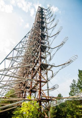 Ukrayna 'da Çernobil bölgesinde bulunan eski Sovyet radar sistemi. Bu OTH sistemi Amerika 'dan gelen füzeleri tespit etmek için yapıldı. SSCB 'nin varlığı sona erdikten sonra kullanılmadı. Bu büyük bir tesis ve bugün rehberli turları ziyaret etmek mümkün..