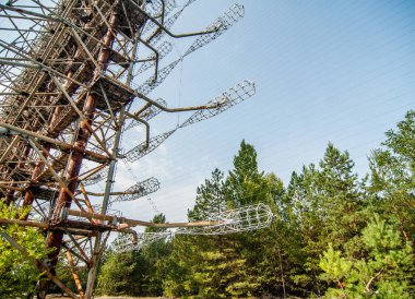 Ukrayna 'da Çernobil bölgesinde bulunan eski Sovyet radar sistemi. Bu OTH sistemi Amerika 'dan gelen füzeleri tespit etmek için yapıldı. SSCB 'nin varlığı sona erdikten sonra kullanılmadı. Bu büyük bir tesis ve bugün rehberli turları ziyaret etmek mümkün..