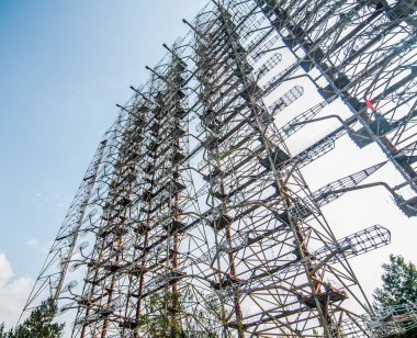 Ukrayna 'da Çernobil bölgesinde bulunan eski Sovyet radar sistemi. Bu OTH sistemi Amerika 'dan gelen füzeleri tespit etmek için yapıldı. SSCB 'nin varlığı sona erdikten sonra kullanılmadı. Bu büyük bir tesis ve bugün rehberli turları ziyaret etmek mümkün..