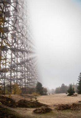 Ukrayna 'da Çernobil bölgesinde bulunan eski Sovyet radar sistemi. Bu OTH sistemi Amerika 'dan gelen füzeleri tespit etmek için yapıldı. SSCB 'nin varlığı sona erdikten sonra kullanılmadı. Bu büyük bir tesis ve bugün rehberli turları ziyaret etmek mümkün..