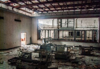 Ukrayna 'da Çernobil bölgesinde bulunan eski Sovyet radar sistemi. Bu OTH sistemi Amerika 'dan gelen füzeleri tespit etmek için yapıldı. SSCB 'nin varlığı sona erdikten sonra kullanılmadı. Bu büyük bir tesis ve bugün rehberli turları ziyaret etmek mümkün..