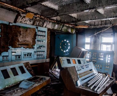 Ukrayna 'da Çernobil bölgesinde bulunan eski Sovyet radar sistemi. Bu OTH sistemi Amerika 'dan gelen füzeleri tespit etmek için yapıldı. SSCB 'nin varlığı sona erdikten sonra kullanılmadı. Bu büyük bir tesis ve bugün rehberli turları ziyaret etmek mümkün..