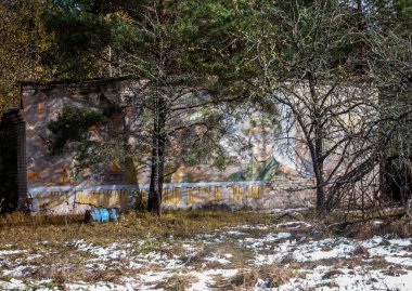 Ukrayna 'da Çernobil bölgesinde bulunan eski Sovyet radar sistemi. Bu OTH sistemi Amerika 'dan gelen füzeleri tespit etmek için yapıldı. SSCB 'nin varlığı sona erdikten sonra kullanılmadı. Bu büyük bir tesis ve bugün rehberli turları ziyaret etmek mümkün..