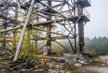 Ukrayna 'da Çernobil bölgesinde bulunan eski Sovyet radar sistemi. Bu OTH sistemi Amerika 'dan gelen füzeleri tespit etmek için yapıldı. SSCB 'nin varlığı sona erdikten sonra kullanılmadı. Bu büyük bir tesis ve bugün rehberli turları ziyaret etmek mümkün..